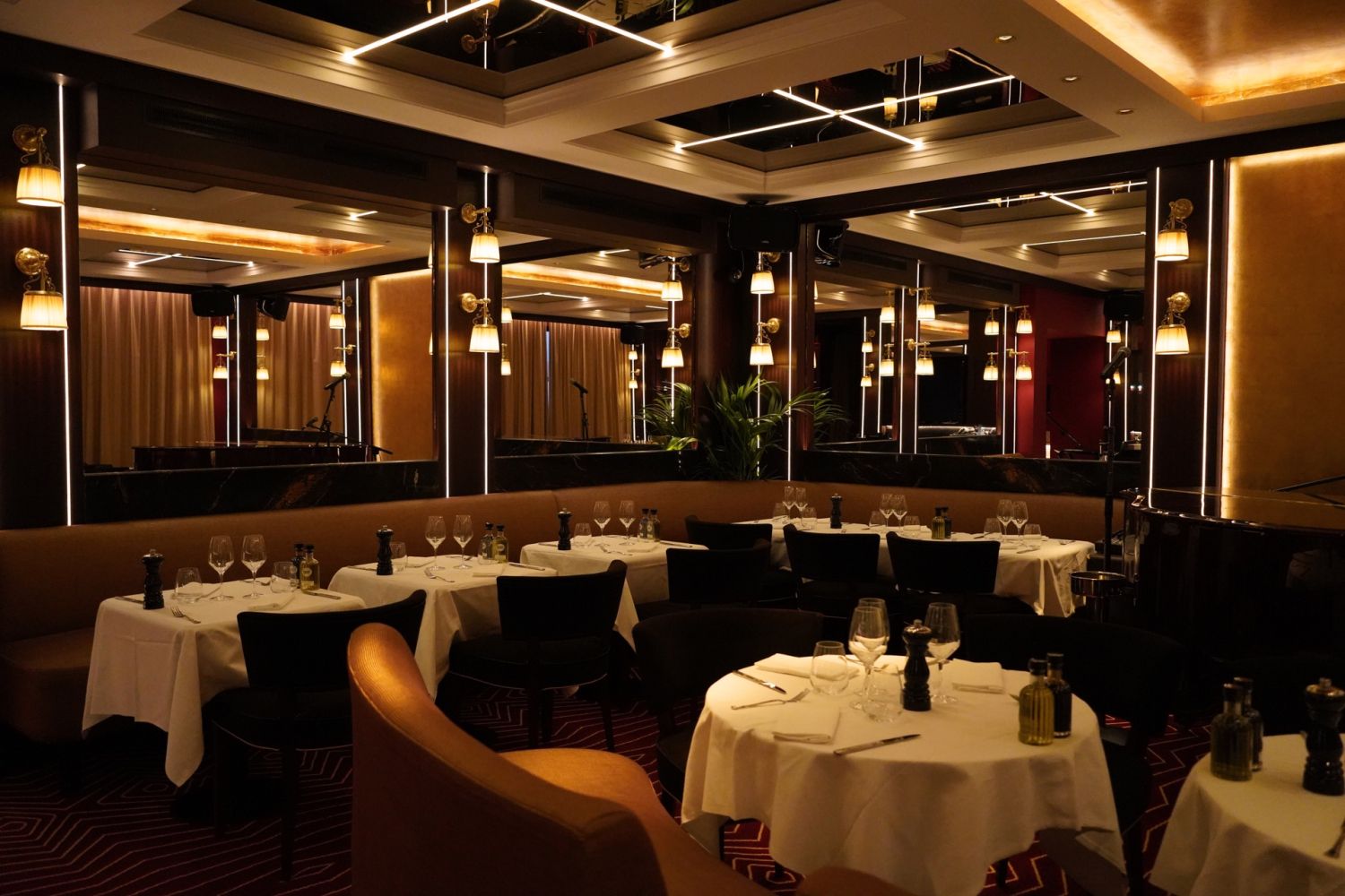 Elegant piano bar and restaurant in the center of Cannes