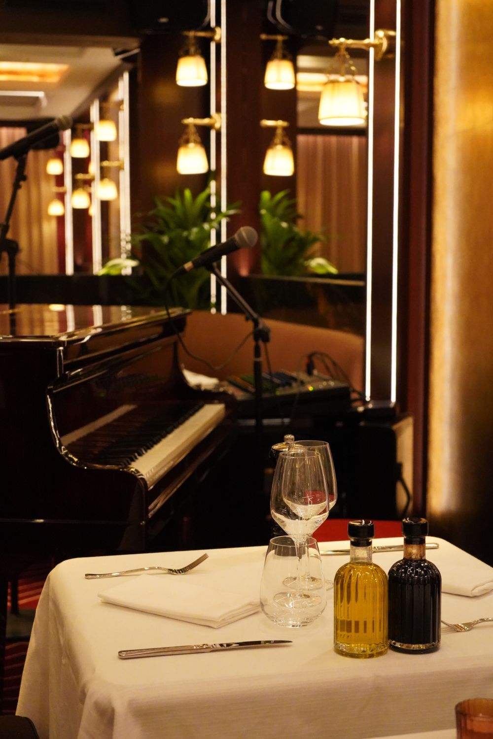 Elegant piano bar and restaurant in the center of Cannes