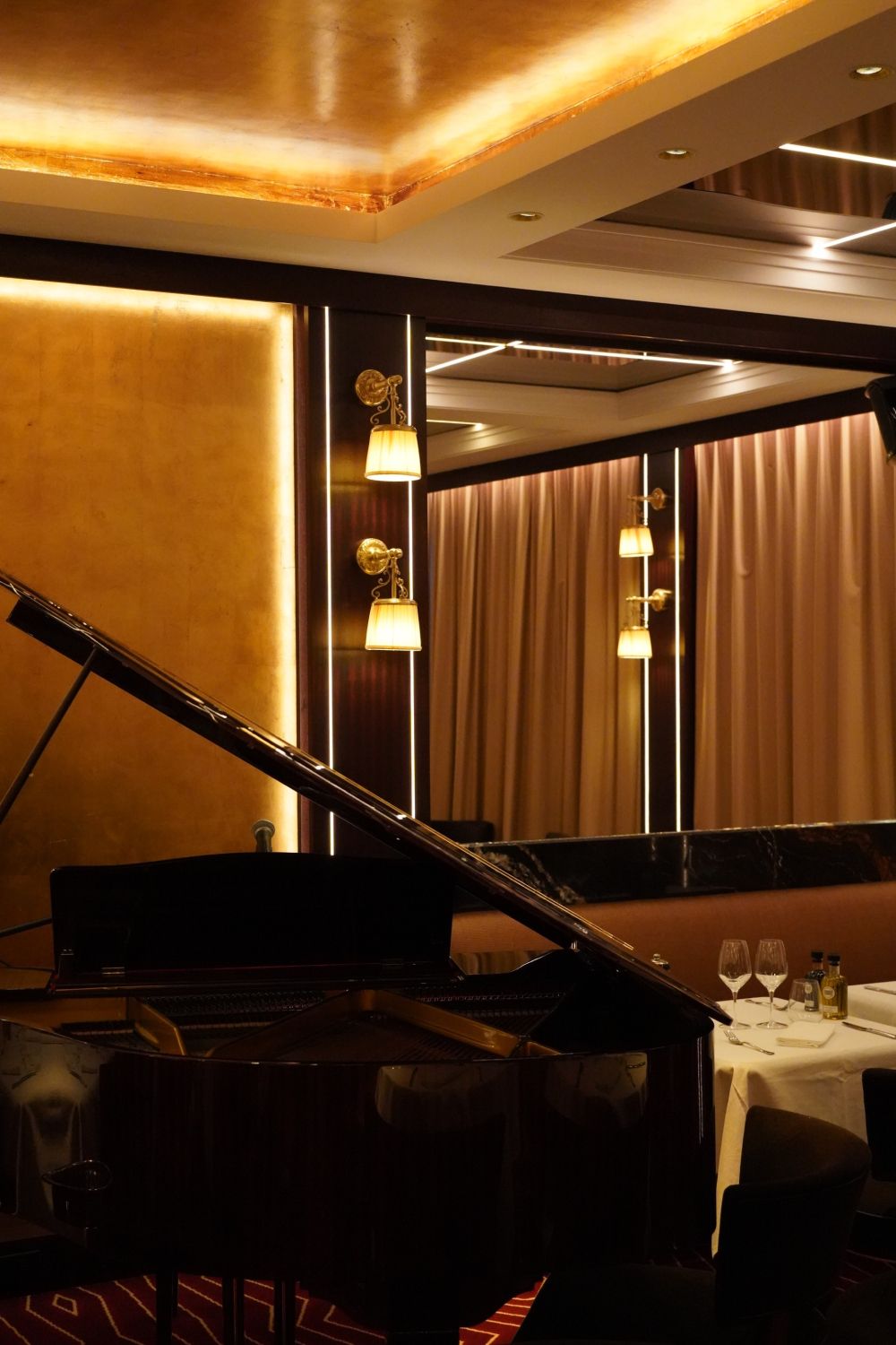 Elegant piano bar and restaurant in the center of Cannes