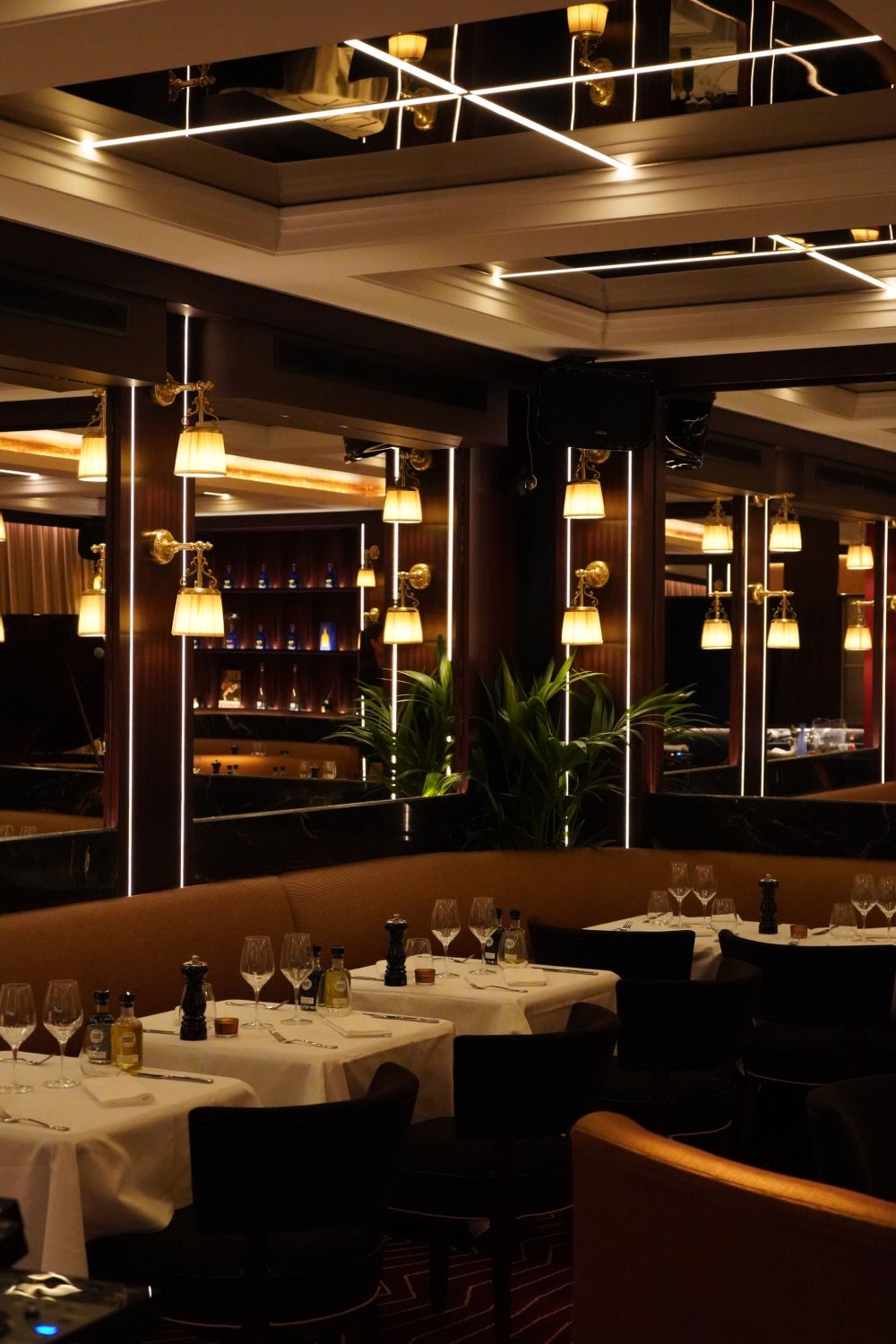 Elegant piano bar and restaurant in the center of Cannes
