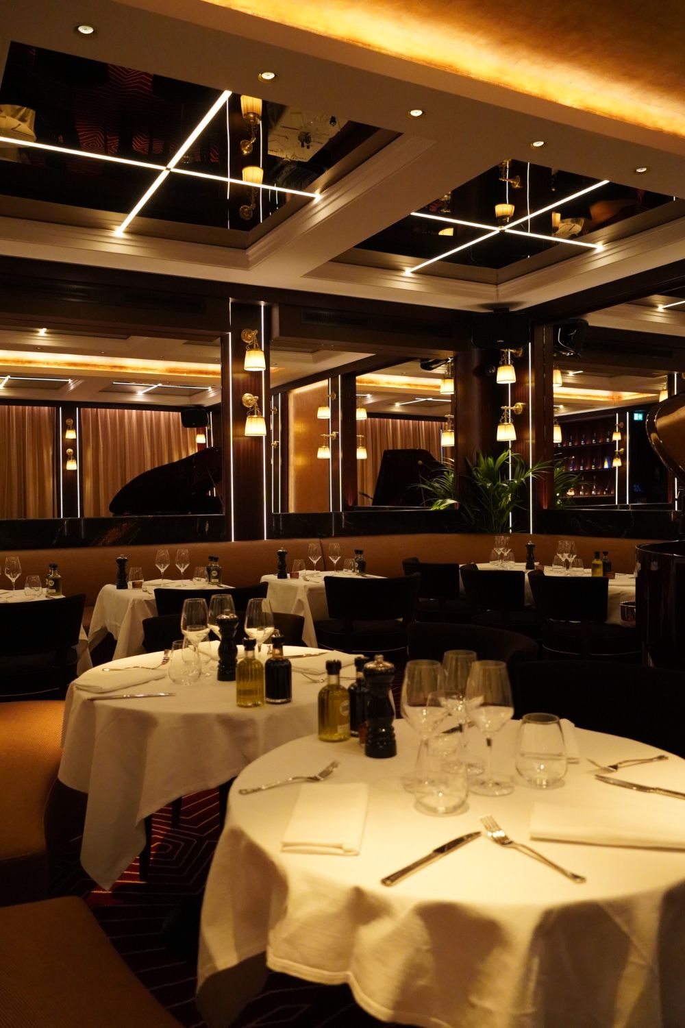 Elegant piano bar and restaurant in the center of Cannes