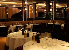 Elegant piano bar and restaurant in the center of Cannes