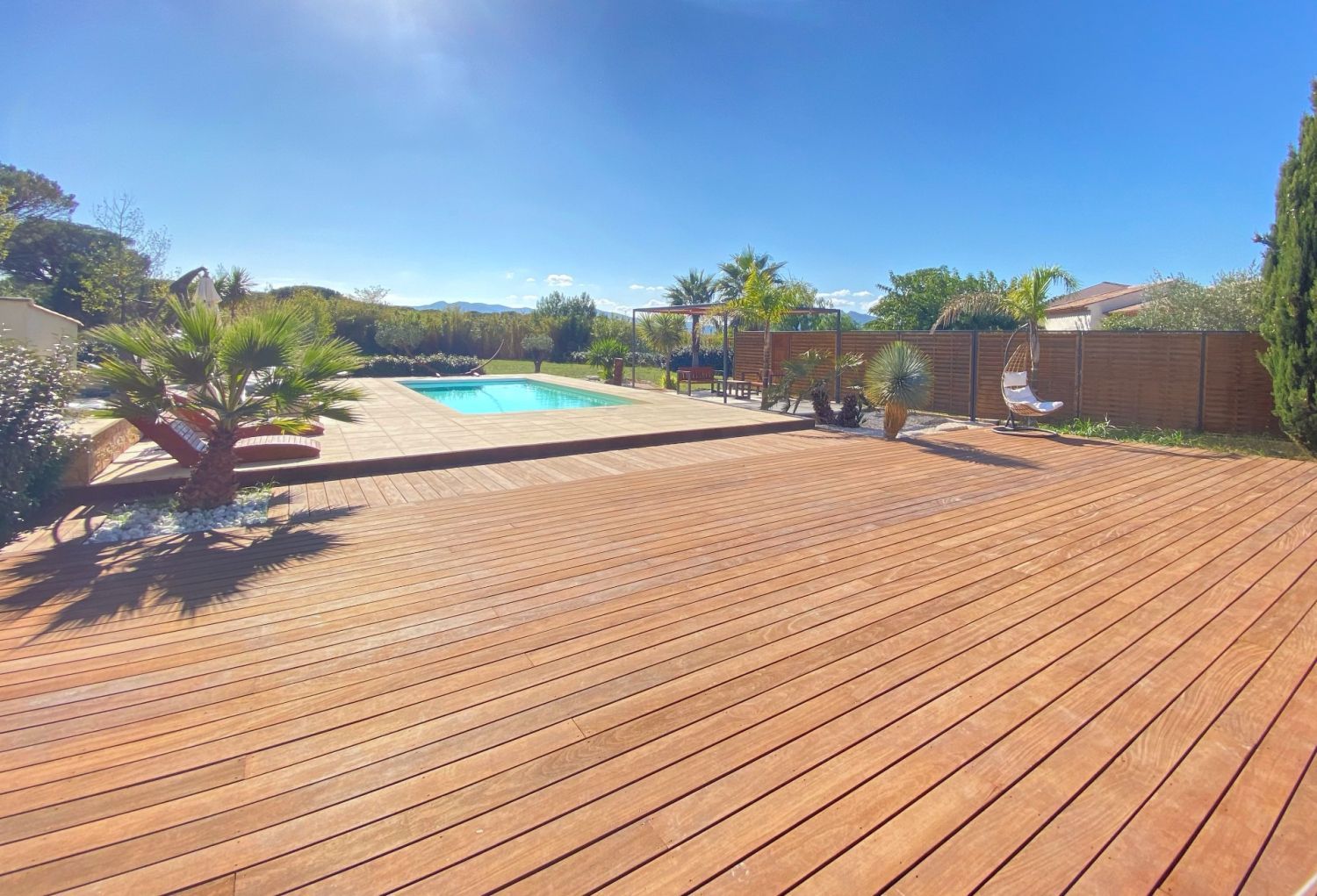 Villa avec belle piscine et grand jardin extérieur