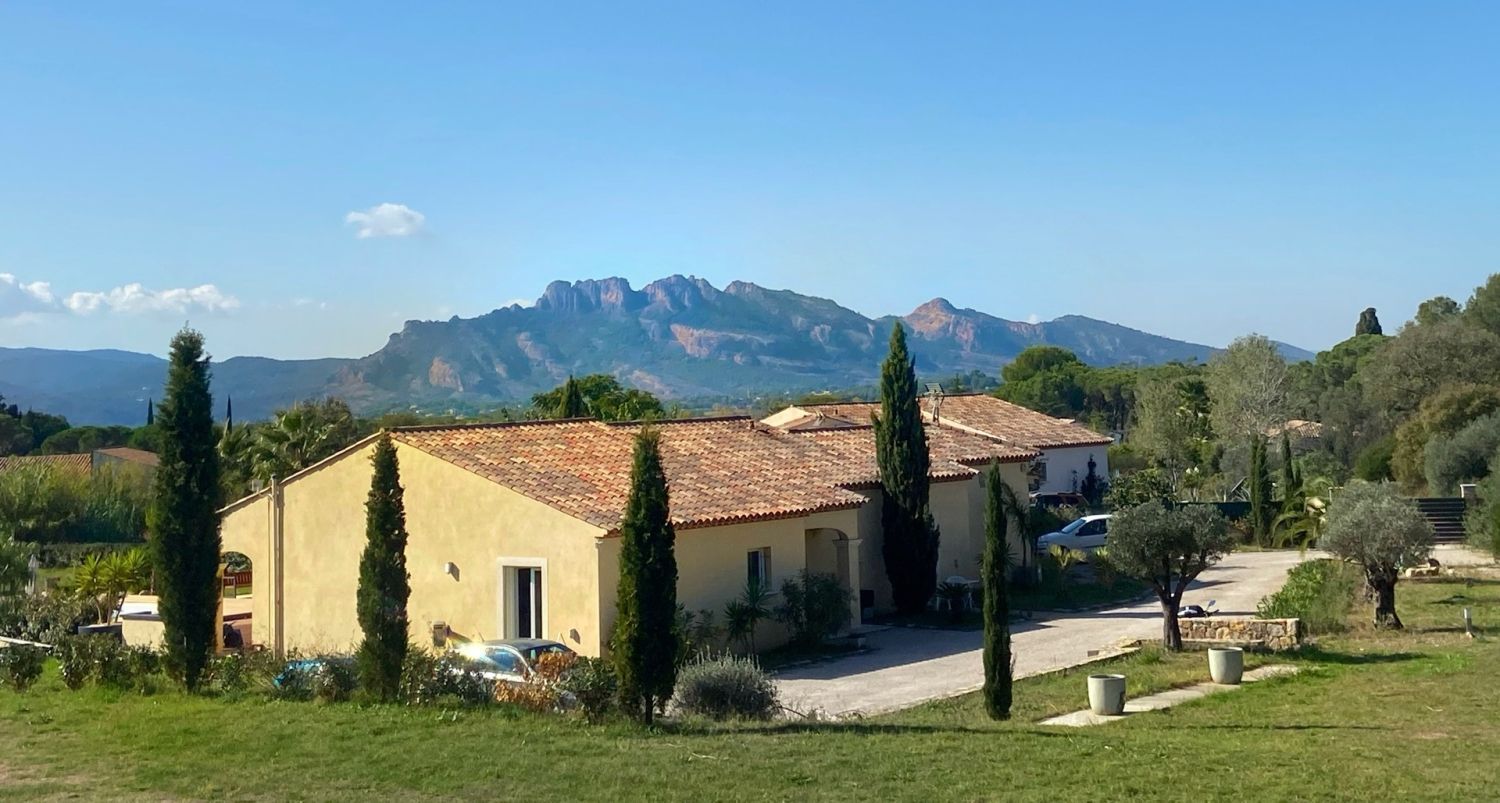 Villa avec belle piscine et grand jardin extérieur