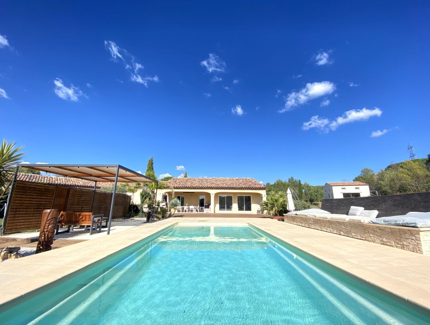 Villa avec belle piscine et grand jardin extérieur