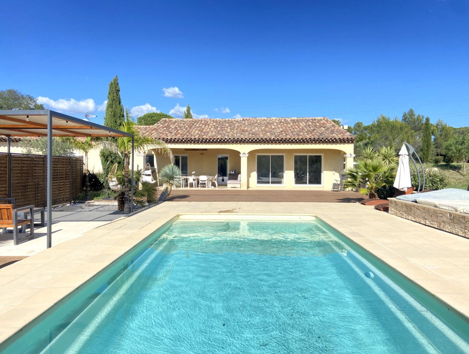 Villa avec belle piscine et grand jardin extérieur