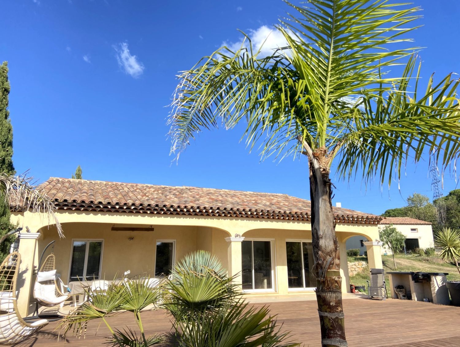 Villa avec belle piscine et grand jardin extérieur
