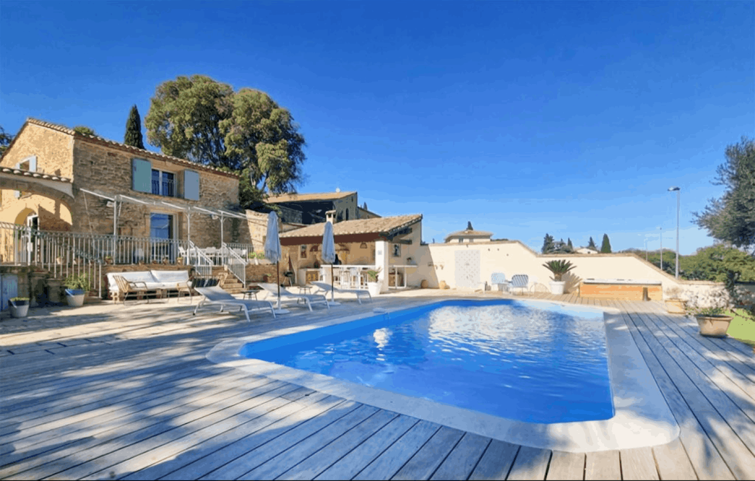 Stone farmhouse with a meeting room, a work space, a swimming pool and a jacuzzi 