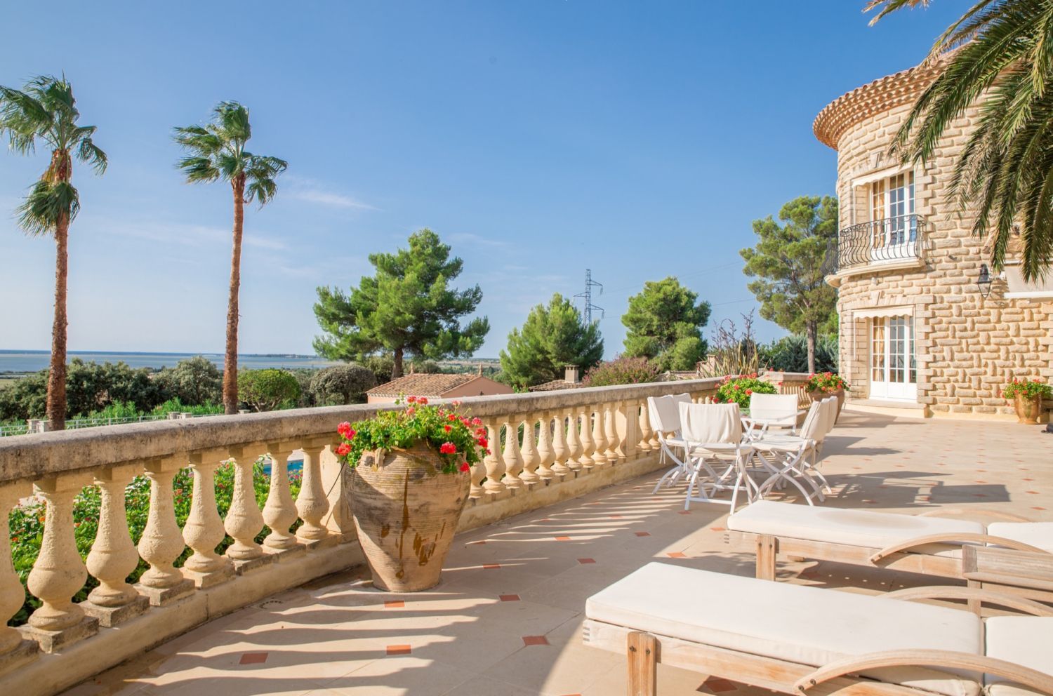 Prestigious property on 3 hectares with a sea view