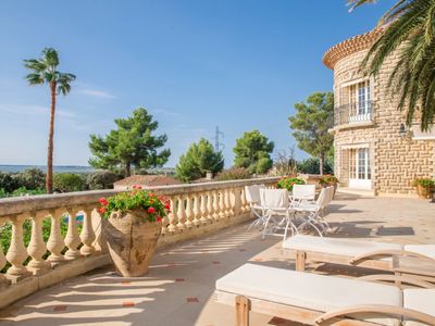 Prestigious property on 3 hectares with a sea view