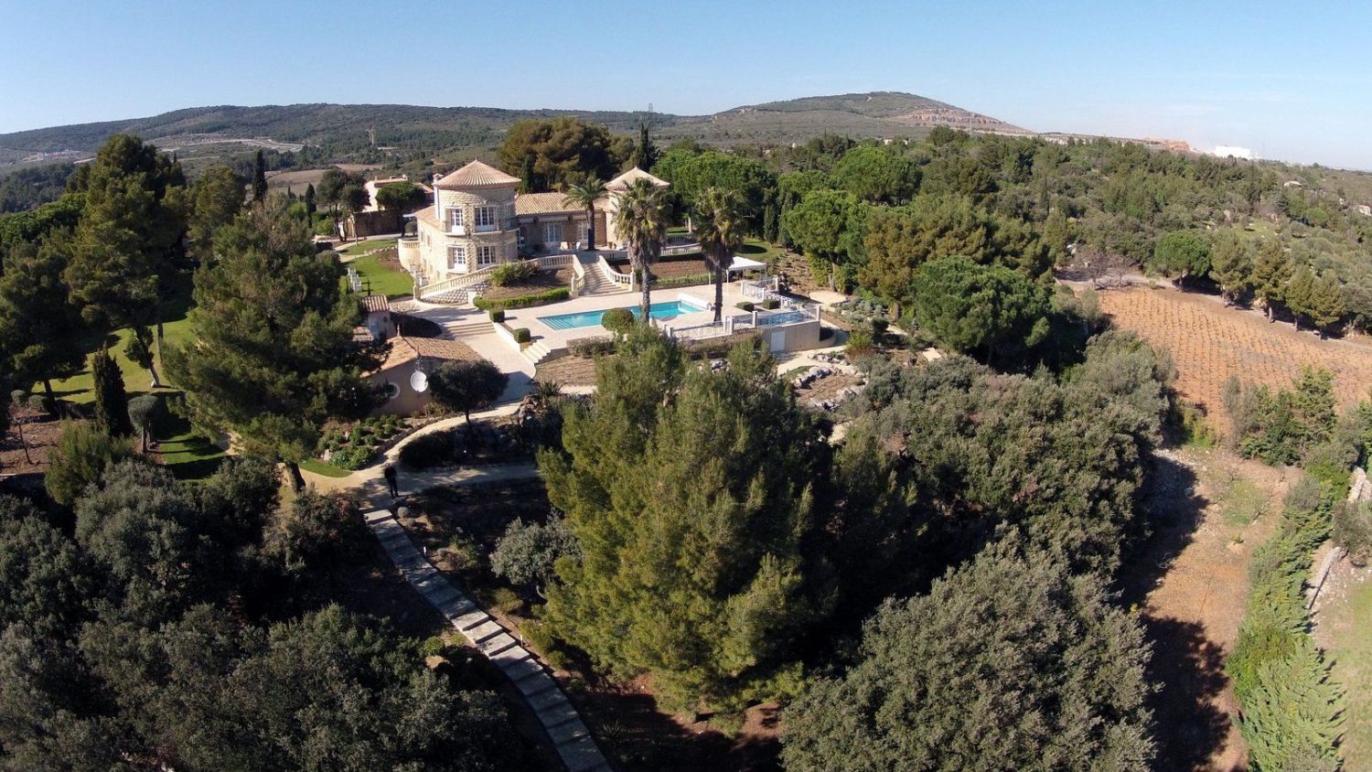 Prestigious property on 3 hectares with a sea view