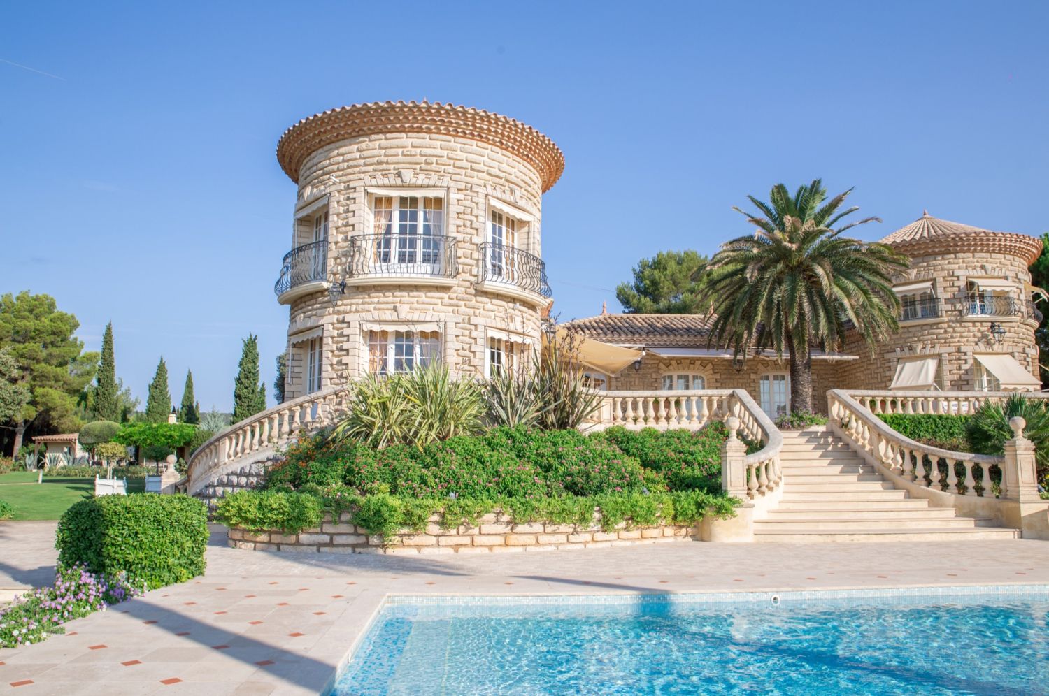 Prestigious property on 3 hectares with a sea view