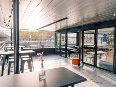 Espace Événementiel Moderne et Industriel à Paris avec Accès Rooftop