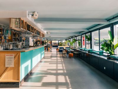 Espace Événementiel Moderne et Industriel à Paris avec Accès Rooftop