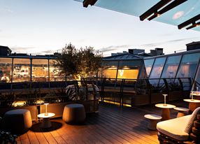 Restaurant in the heart of the Golden Triangle on the 6th floor of a Haussmann building with terrace