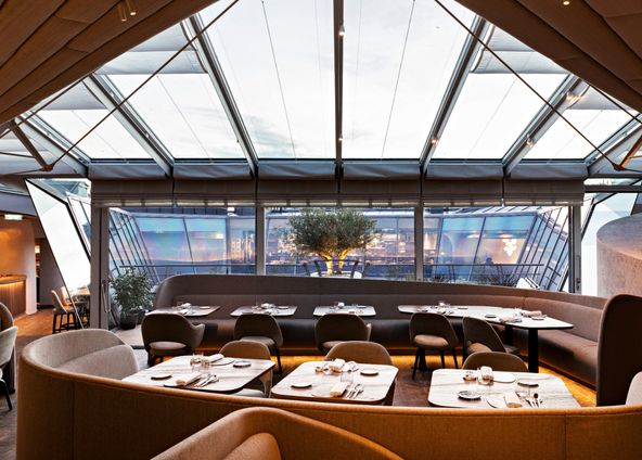 Restaurant in the heart of the Golden Triangle on the 6th floor of a Haussmann building with terrace