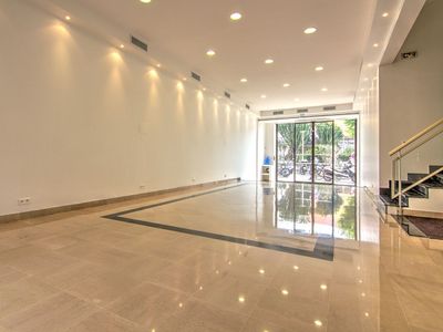 Lieu polyvalent sur plusieurs niveaux face au Palais à Cannes