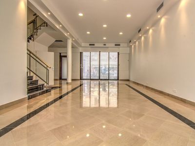 Lieu polyvalent sur plusieurs niveaux face au Palais à Cannes