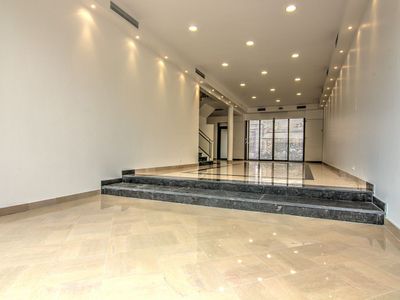 Lieu polyvalent sur plusieurs niveaux face au Palais à Cannes