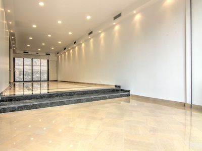 Lieu polyvalent sur plusieurs niveaux face au Palais à Cannes