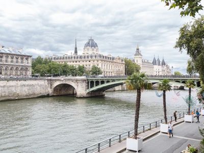Elegant Seine-View Apartment for Events in Paris
