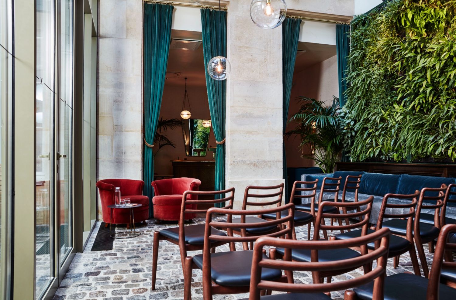 Lieu parisien élégant avec verrière et mur végétal pour des événements