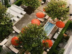 A paved interior courtyard in an 18th century mansion