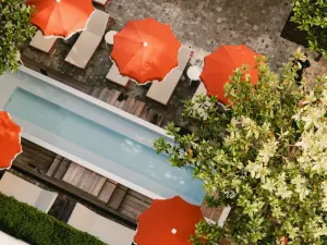 A paved interior courtyard in an 18th century mansion