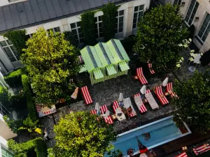 Terrasse Éphémère & Chalet Saisonnier dans Cour Parisienne