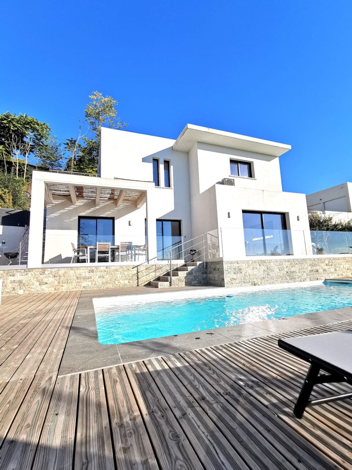 House with garden, swimming pool and sea view