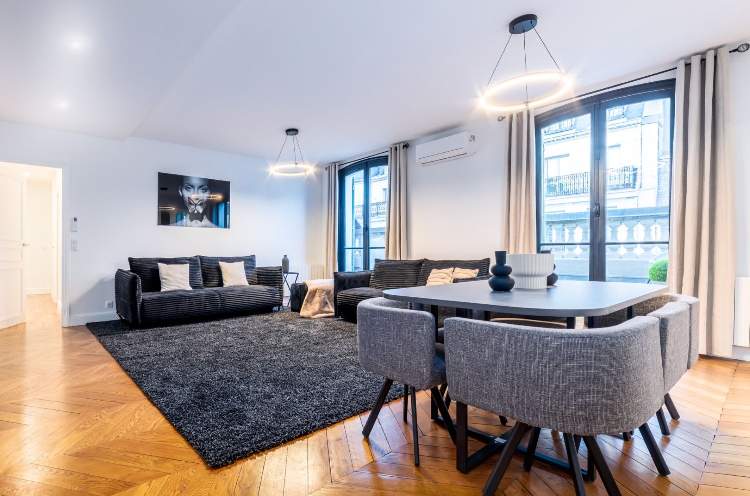 Appartement Élégant Noir et Blanc près des Champs-Élysées pour Événements