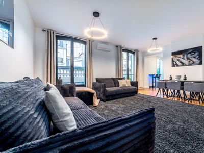 Appartement Élégant Noir et Blanc près des Champs-Élysées pour Événements