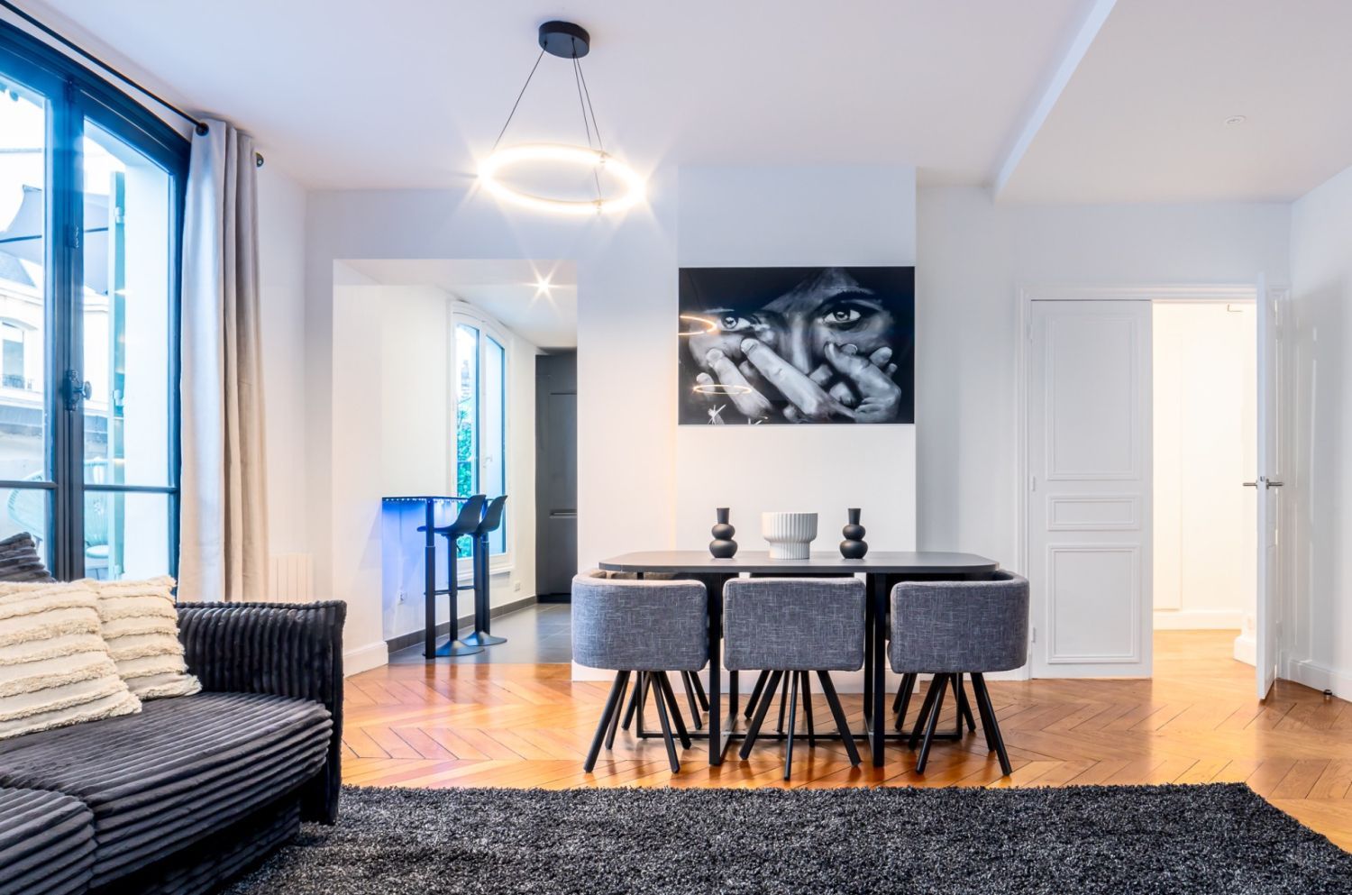 Appartement Élégant Noir et Blanc près des Champs-Élysées pour Événements