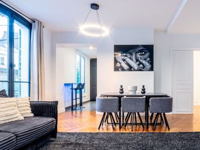Appartement Élégant Noir et Blanc près des Champs-Élysées pour Événements