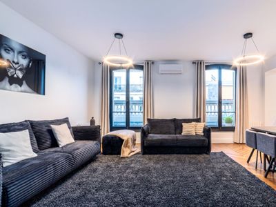 Appartement Élégant Noir et Blanc près des Champs-Élysées pour Événements