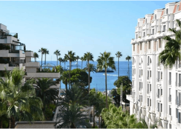 Apartment with a large terrace and a sea view