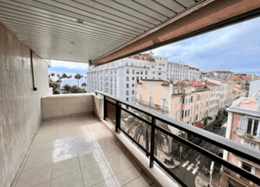 Apartment with a large terrace and a sea view