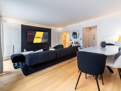 Eiffel Tower Apartment with Breathtaking Views for Events