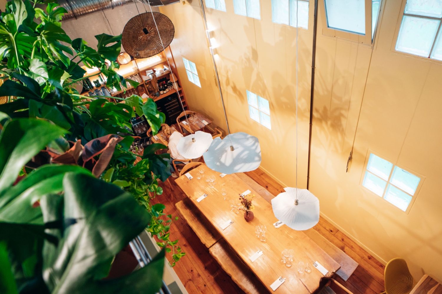 Restaurant Bistronomique Dynamique à Paris avec Cuisine Ouverte et Touche Artistique