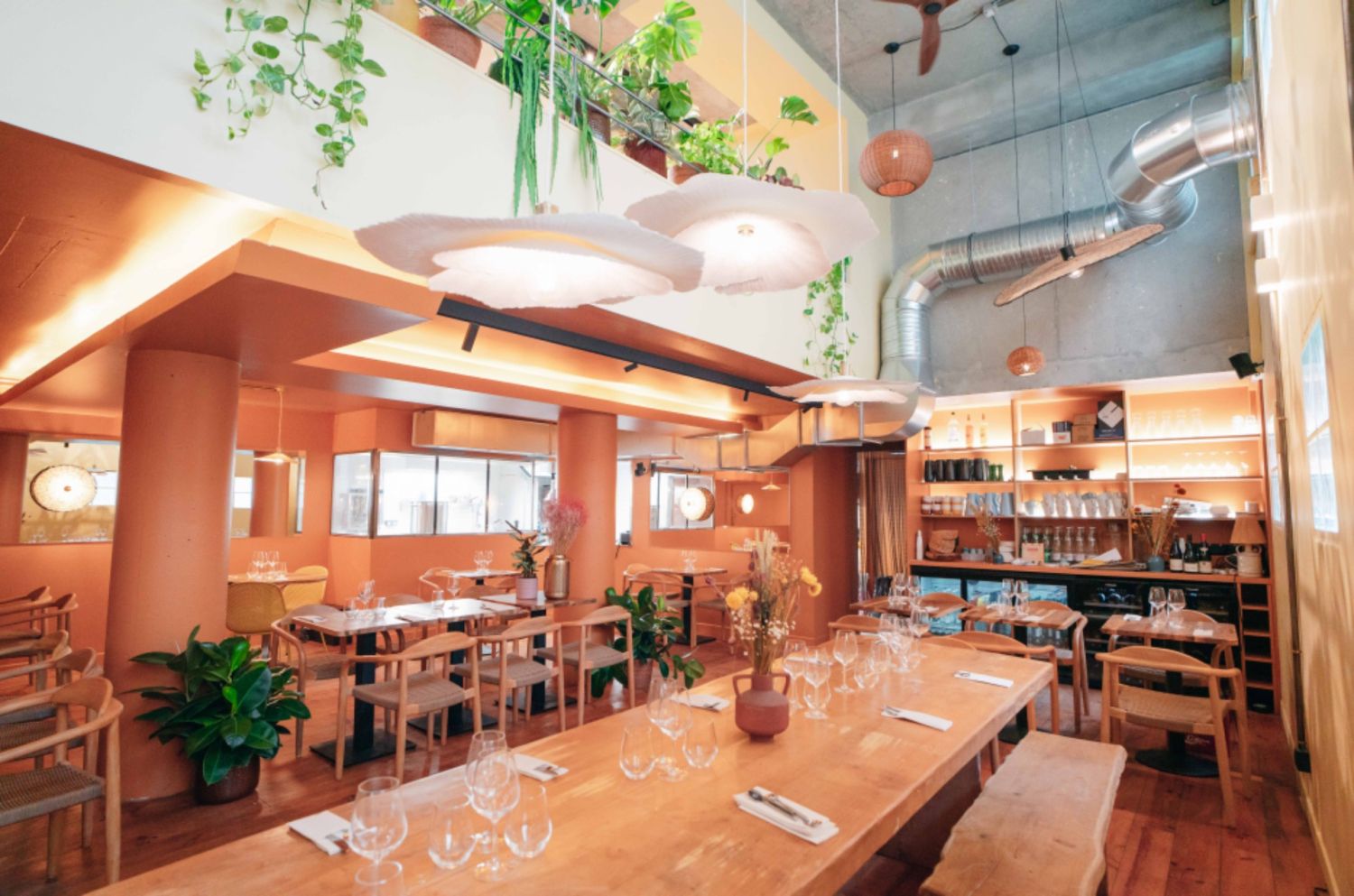 Restaurant Bistronomique Dynamique à Paris avec Cuisine Ouverte et Touche Artistique