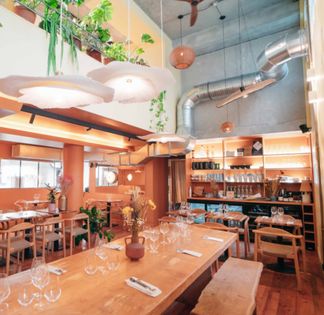Restaurant Bistronomique Dynamique à Paris avec Cuisine Ouverte et Touche Artistique