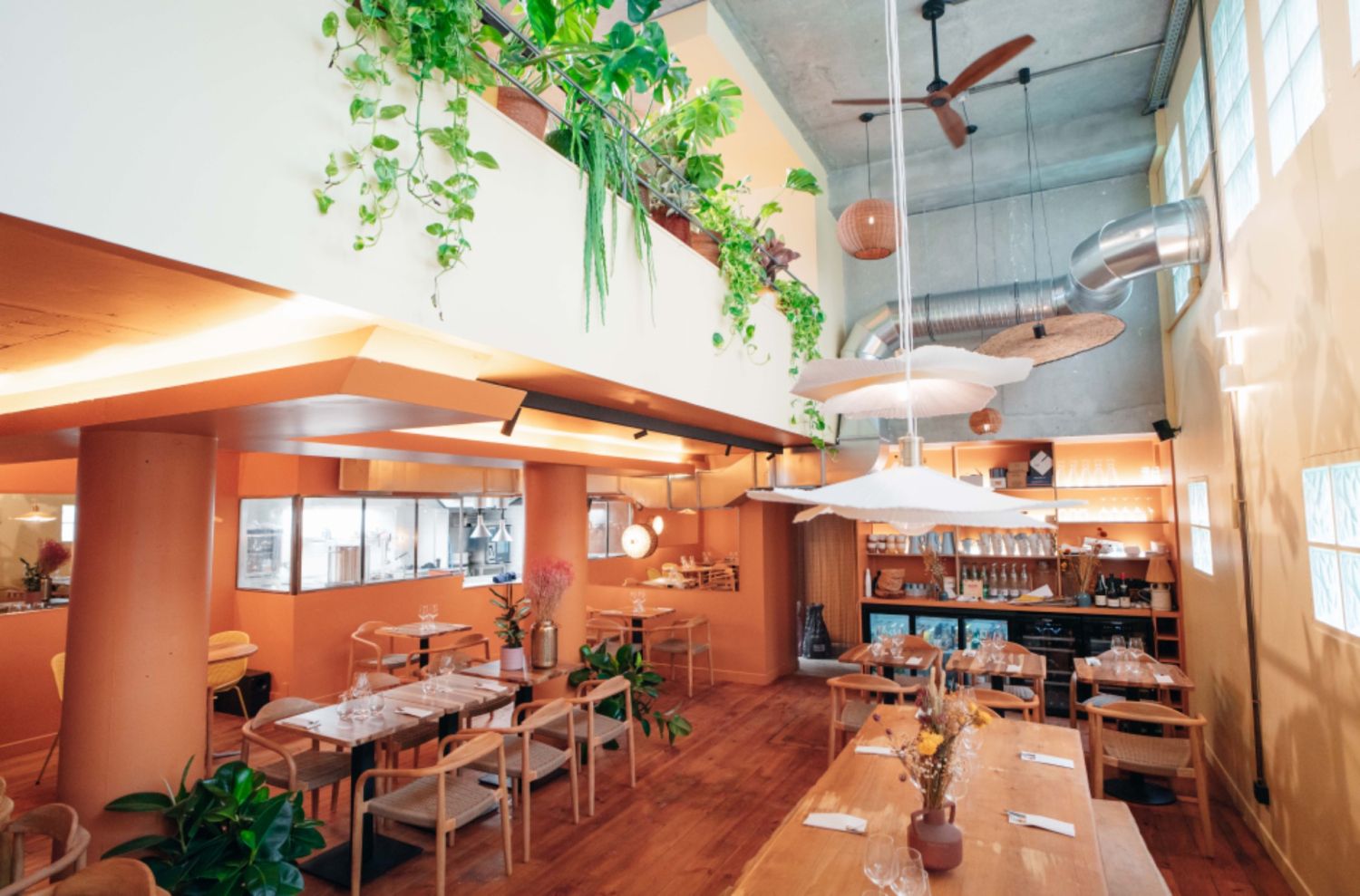 Restaurant Bistronomique Dynamique à Paris avec Cuisine Ouverte et Touche Artistique
