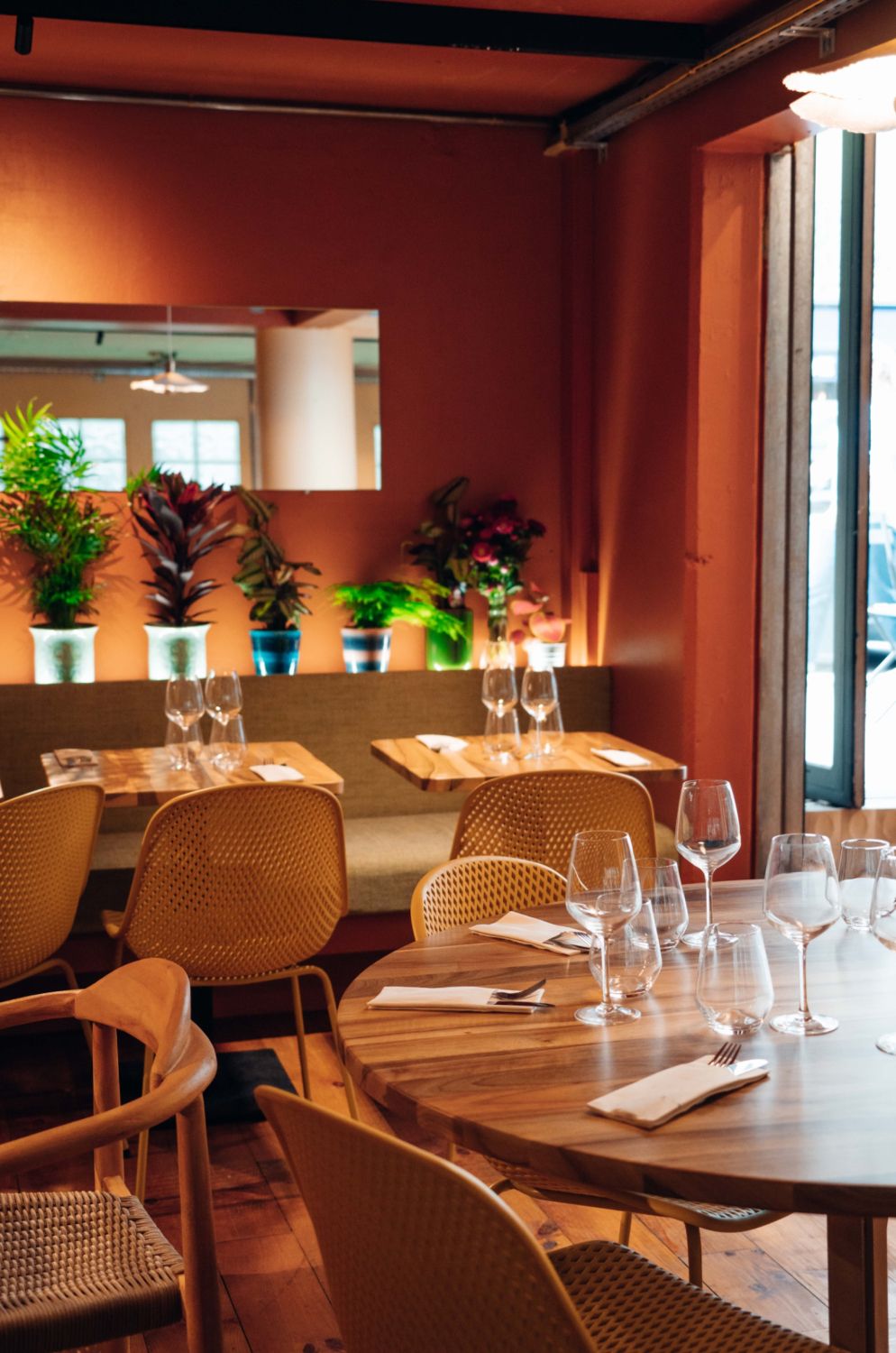 Restaurant Bistronomique Dynamique à Paris avec Cuisine Ouverte et Touche Artistique