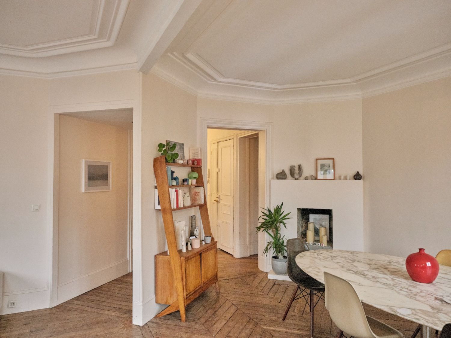 Appartement Parisien de 100 m² avec Balcon et Vue Unique