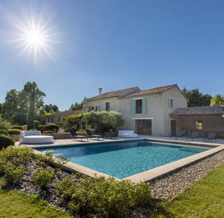 Property in an exceptional setting, surrounded by groves and large lavender fields 