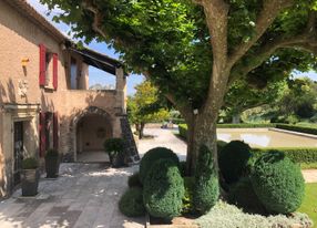 Estate in the heart of vineyards and olive trees