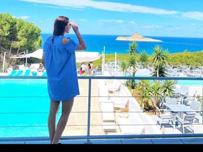 Luxury villa facing the sea