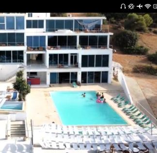 Luxury villa facing the sea