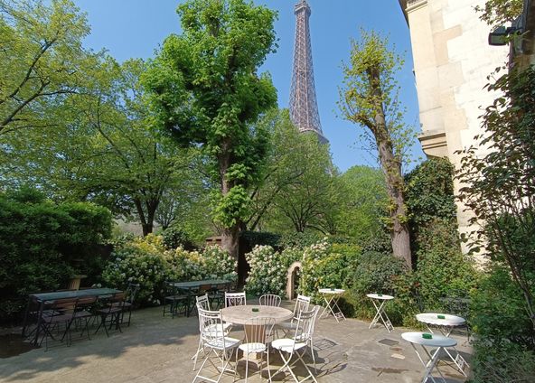 Private mansion at the foot of the Eiffel Tower