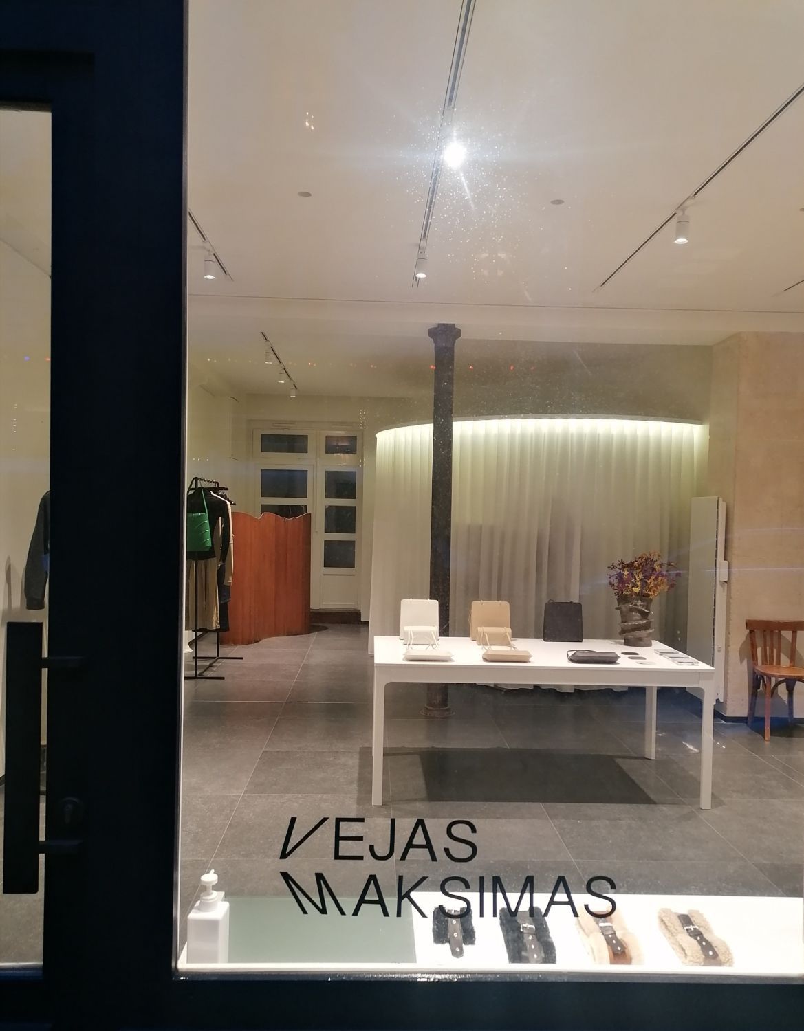 45m² gallery on busy street